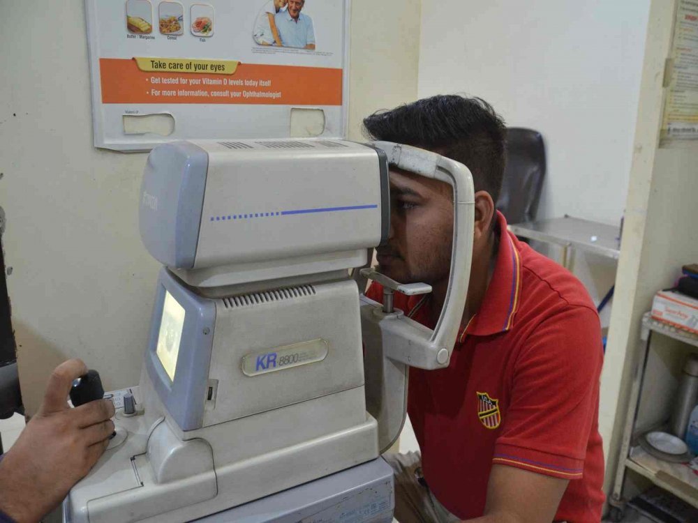 Patient undergoing eye measurement